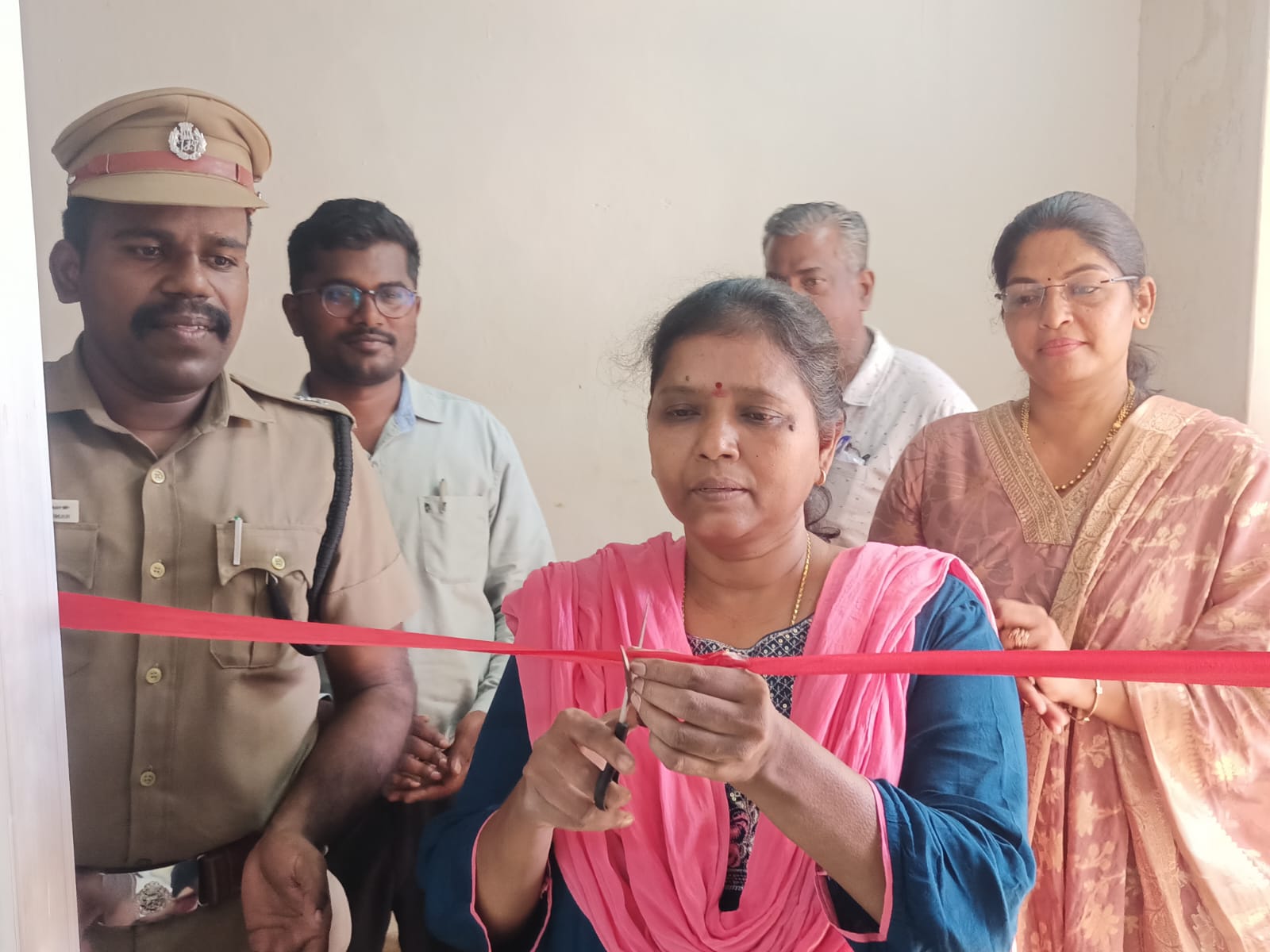 Artificial jewelry making certificate distribution at puzhal jail