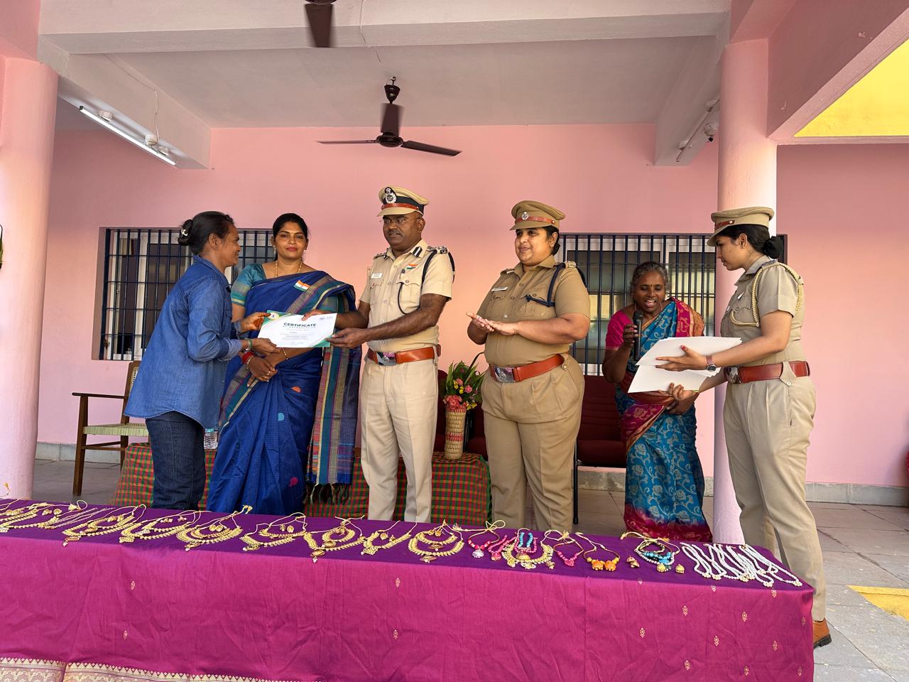 Artificial jewelry making certificate distribution at puzhal jail